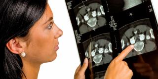 Eine OTA oder ATA schaut sich Röntgenbilder an