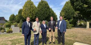 Setzen ein Zeichen für Frieden und Völkerverständigung: (v.l.) Jan Krzymowski (Vizekonsul des Generalkonsulats der Republik Polen), Regierungspräsident Andreas Bothe, Aleksandra Wojda (Ministerium für Kultur und Nationales, Warschau), Christian Schulze Pellengahr (Landrat Kreis Coesfeld), Markus Mönter (Stadtbaurat Dülmen).