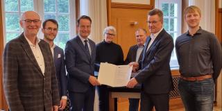 v.l. Prof. Dr. Martin Winter (Wissenschaftliche Leitung des MEET Batterieforschungszentrums), Philipp Esser (Dezernent der Bezirksregierung Münster), Regierungspräsident Andreas Bothe, Dr. Adrienne Hammerschmidt (MEET Batterieforschungszentrum), Dr. Falko Schappacher (MEET Batterieforschungszentrum), Rektor Prof. Dr. Johannes Wessels, Dr. Simon Wiemers-Meyer (MEET Batterieforschungszentrum).