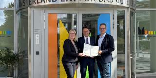 v.l. Kerstin Clev (Tourismusmarketing Münsterland e.V.), Regierungspräsident Andreas Bothe, Andreas Grotendorst (Vorstand Münsterland e.V.)
