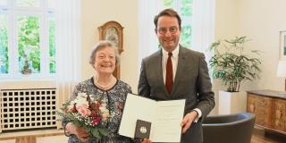 Regierungspräsident Andreas Bothe hat Siglind Willms das Verdienstkreuz am Bande überreicht.