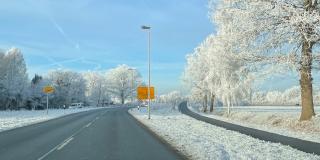 Straßenverkehr im Schnee