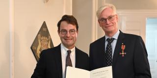 Regierungspräsident Andreas Bothe (l.) überreicht das Verdienstkreuz am Bande an Dr. Frank Röschinger (r.).