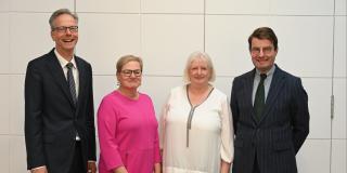 v.li. Regierungsvizepräsident Dr. Ansgar Scheipers, Claudia Götz, Ursula Lütkehermölle und Regierungspräsident Andreas Bothe 