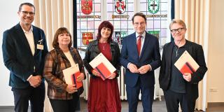 v.l. Schulabteilungsleiter Matthias Schmied, Elke Bauer (Adolph-Kolping-Berufskolleg Münster), Susanne Wegmann (Realschule Münster Wolbeck), Regierungspräsident Andreas Bothe und Udo Nesselbosch (Schiller-Gymnasium)