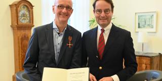 Regierungspräsident Andreas Bothe (r.) überreichte Dr. Michael Seligmann das Verdienstkreuz am Bande im Rahmen einer Feierstunde. 