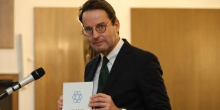 Regierungspräsident Andreas Bothe zeigte das Welcomeplace-Schild während der Gedenkveranstaltung in der Synagoge Münster. 