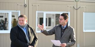 Regierungspräsident Andreas Bothe (r.) und der Halterner Bürgermeister, Andreas Stegemann, begrüßten die Gäste bei der Eröffnung der ZUE gemeinsam. 