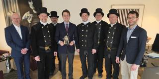 Glücksbringer und -empfänger freuten sich gleichermaßen (v.l.): Dr. Christian Uebach (BRMS), Obermeister Andreas Marschan, Thorsten Pruschinski, Regierungspräsident Andreas Bothe, Tobias Terschluse, Sven Husmann, Bernd Klaas und Philipp Esser (BRMS)