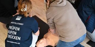 Jede Lehrkraft konnte an einer Reanimationspuppe die Herzdruckmassage üben. 