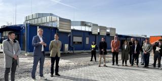 Gemeinsam mit Bürgermeister Carsten Hövekamp (2.v.l.) und weiteren geladenen Gästen hat Regierungspräsident Andreas Bothe (3.v.l.) heute die ZUE Dülmen eröffnet.