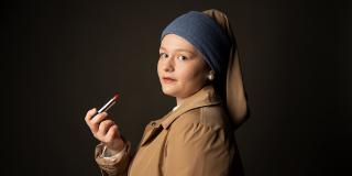 Jugendliche hält einen Lippenstift