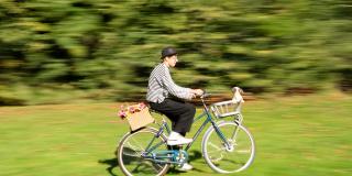 Jugendlicher fährt Fahrrad