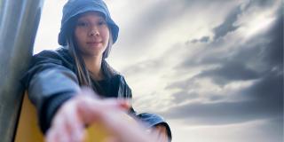 Jugendliche greift nach einer Hand