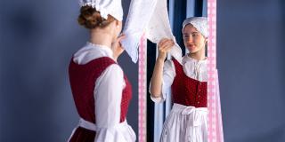 Jugendliche in einem Trachtenkleid
