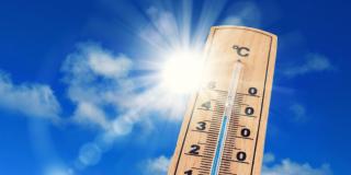 Thermometer vor blauem Himmel