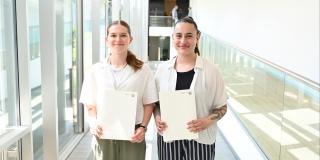 Glückliche Gesichter bei Panagiota Courtis (r.) und Paula Hülsmann (beide Kreis Recklinghausen), die ebenfalls ihre Prüfung zur Geomatikerin bestanden haben.